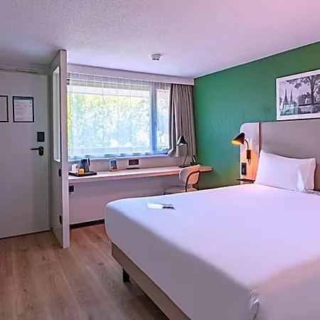ホテル Campanile Nantes ~ サン・テルブラン